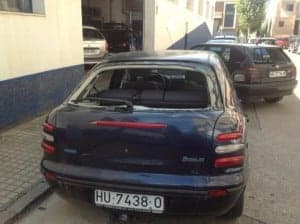 Los coches hacían cola para entrar en el taller. JLP.