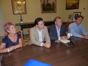 Vicente junto a los ediles de Barbastro. 