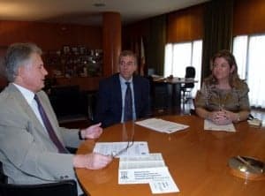 El presidente en la reunión con los integrantes de la lengua aragonesa.