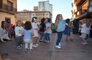 Los niños disfrutaron del Paseo de las Sorpresas. JLP.