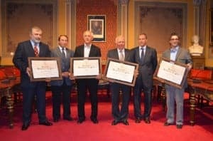 Los premiados con las autoridades. José Luis Pano.