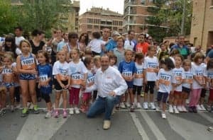 Fermín Cacho con los más pequeños. JLP.