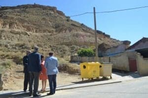 La alcaldesa y el consejero en la roca de El Carrascal. JLP.