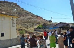 Los vecinos de El Tormillo contemplan la roca. JLP.