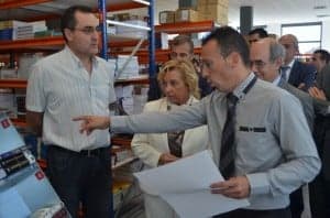 La consejera Serrat en su visita a la Librería Virtual de Barbastro.
