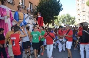 Los Helvéticos animaron el pasacalles matutino. JLP.