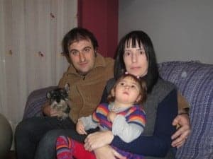 Los padres de Judith con la pequeña.