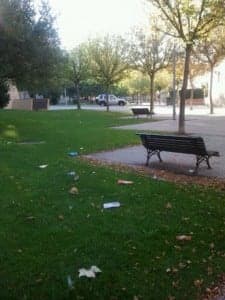 Suciedad en un parque de Monzón. 