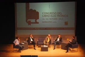 Antón Castro moderó la mesa sobre el futuro del libro. José Luis Pano.