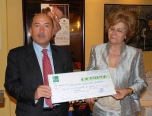 José Antonio Pérez entrega el cheque en la gala del alzheimer. 