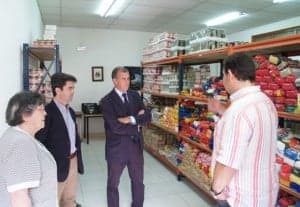 Felipe y Cosculluela en su visita a los centros de despensa. DPH