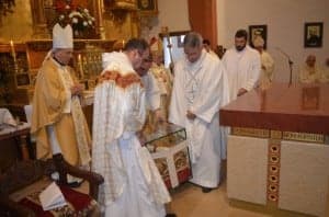 Colocación de las reliquias de los mártires bajo el altar. JLP.