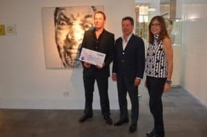 El ganador con Pablo y Patricia Bravo. José Luis Pano.