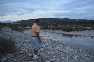 Un pescador observa el Cinca. JLP.