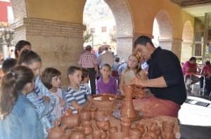 El alfarero de Abio muestra a los niños su oficio. José Luis Pano.
