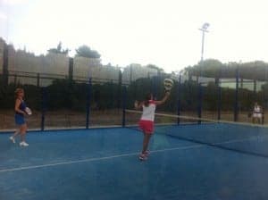 Chicas jugando al Padel en Monzón. 