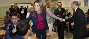 La princesa saluda a los alumnos junto a la presidenta. 