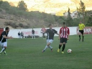 El Barbastro ofreció su mejor cara frente al Calatayud. www.futbolaragones.es