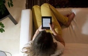 Una lectora con un Ebook. Álvaro Calvo.