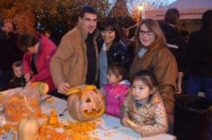 Una familia en el taller de calabazas. JLP.
