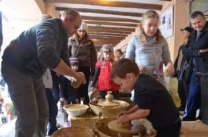 Un niño participa en el taller de cerámica. José Luis Pano.