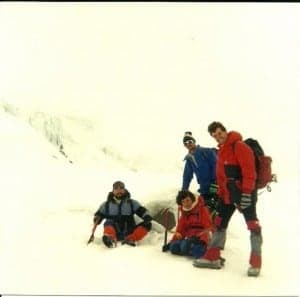 Descenso de cima junto a un igloo.