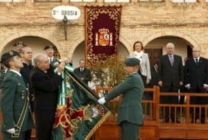 El ministro entrega la cruz a la Guardia Civil. 
