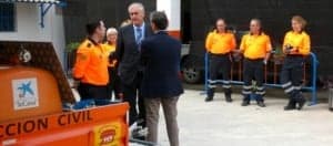 Antonio Suárez junto a voluntarios de protección civil. 