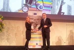 Entrega del premio al responsable del parque de Guara. 
