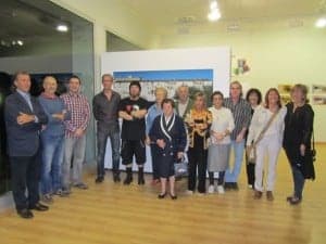 Algunos de los vecinos de Martín Frago posan en la inauguración de la exposición. JLP.