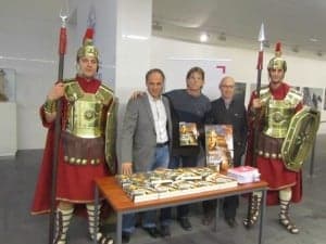 El autor, en el centro, con los editores, escoltados por dos legionarios. JLP.