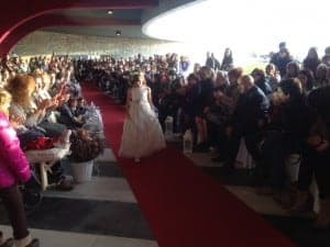 Desfile de moda en la feria. 