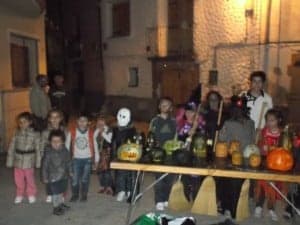 Los más pequeños con las calabazas. J.C.