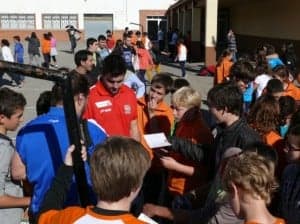 Jugadores del Balonmano Huesca firmando autógrafos en Monzón. 