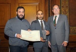 Carlos y Luis Domínguez con el vicepresidente de la Academia.