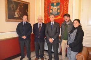 El alcalde con el Justicia y portavoces de los grupos. JLP.