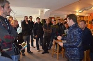Fernando Blasco habla con los agentes. JLP.
