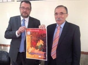 José Manuel Badía y Jaime Facerías con el cartel del Belén. JLP.