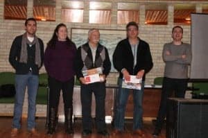 Los premiados con el alcalde y el concejal. 