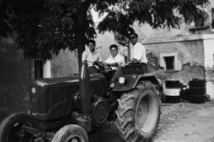 Vecinos montados sobre un tractor. Santiago Fumaz.