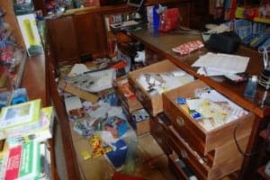 Así quedó la librería tras el robo. Librería Ibor.