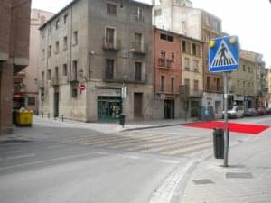 Paso de cebra en Pablo Sahún y Corona de Aragón. PP.