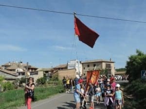 Salida de Colungo con la bandera camino de Dulcis.