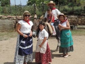 Tres generaciones de una familia participando en la trilla.