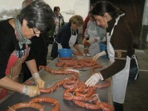 Elaborando el chorizos en la plaza.