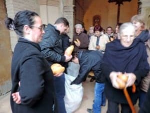 Reparto de los panecillos a la salida de la iglesia.