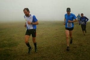 David Barón a su paso por la cima, donde la niebla aportó un punto incómodo de humedad Foto: Monrasin. Dasvid
