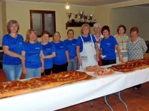 Las vecinas de colungo preparando el almuerzo.