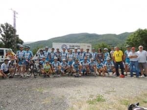 Los ciclistas posan con el equipo de logística. Benasque4
