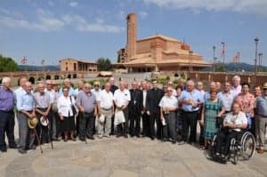 Trabajadores en las obras del santuario junto a los religiosos. Trabajadores en las obras del santuario